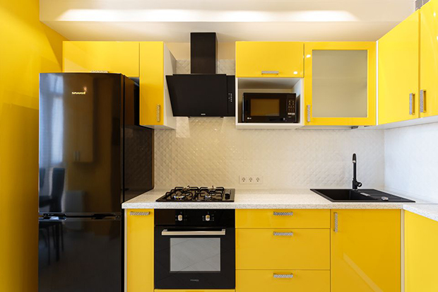  інтер'єр кухні в жовтому кольорі з чорною технікою Pyramida